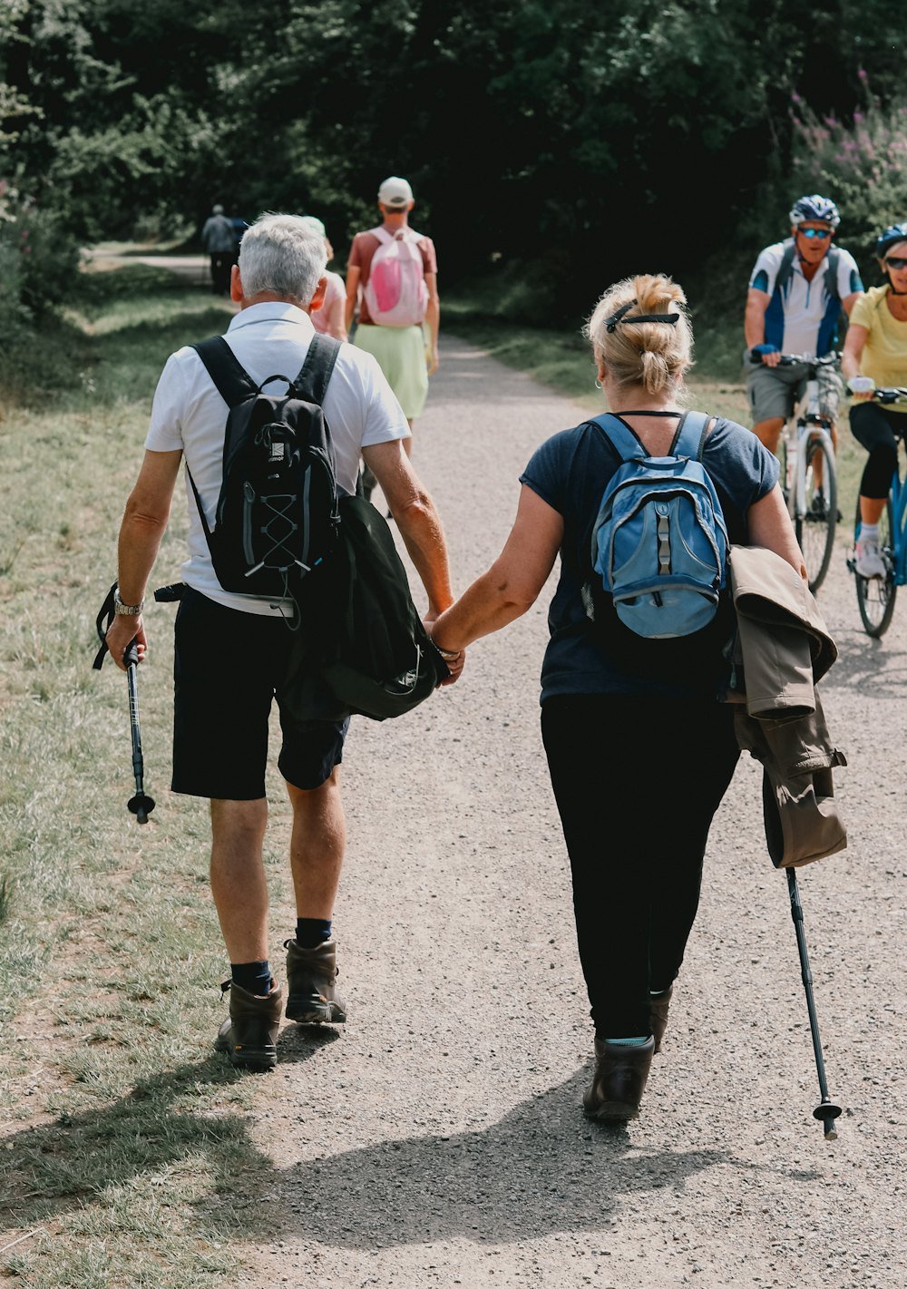 Pareja adulta caminando por un sendero
