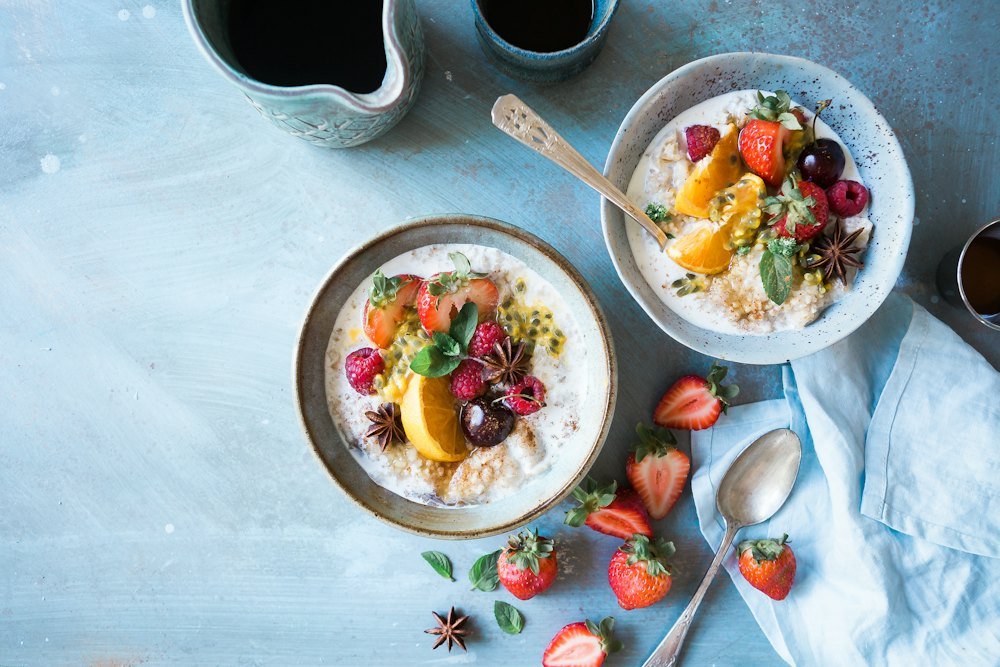 Tazones de avena con frutas frescas