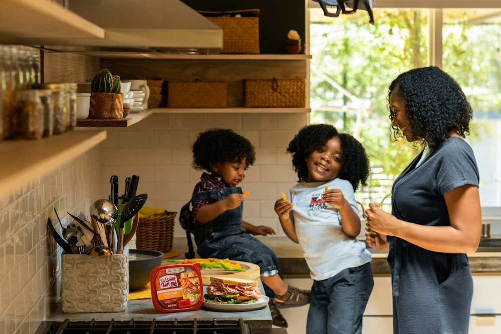 Dos niños jugando felices en la cocina